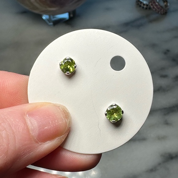 Faceted genuine peridot sterling silver stud earrings - Picture 3 of 4